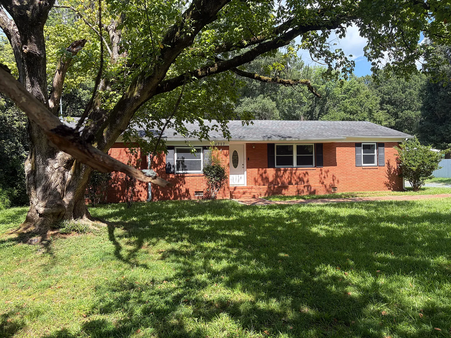3 bed, 1174 sqft, $1,950 — Photo 2