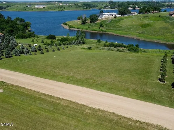 3065 E Lakeside Rd, Jamestown, ND 58401