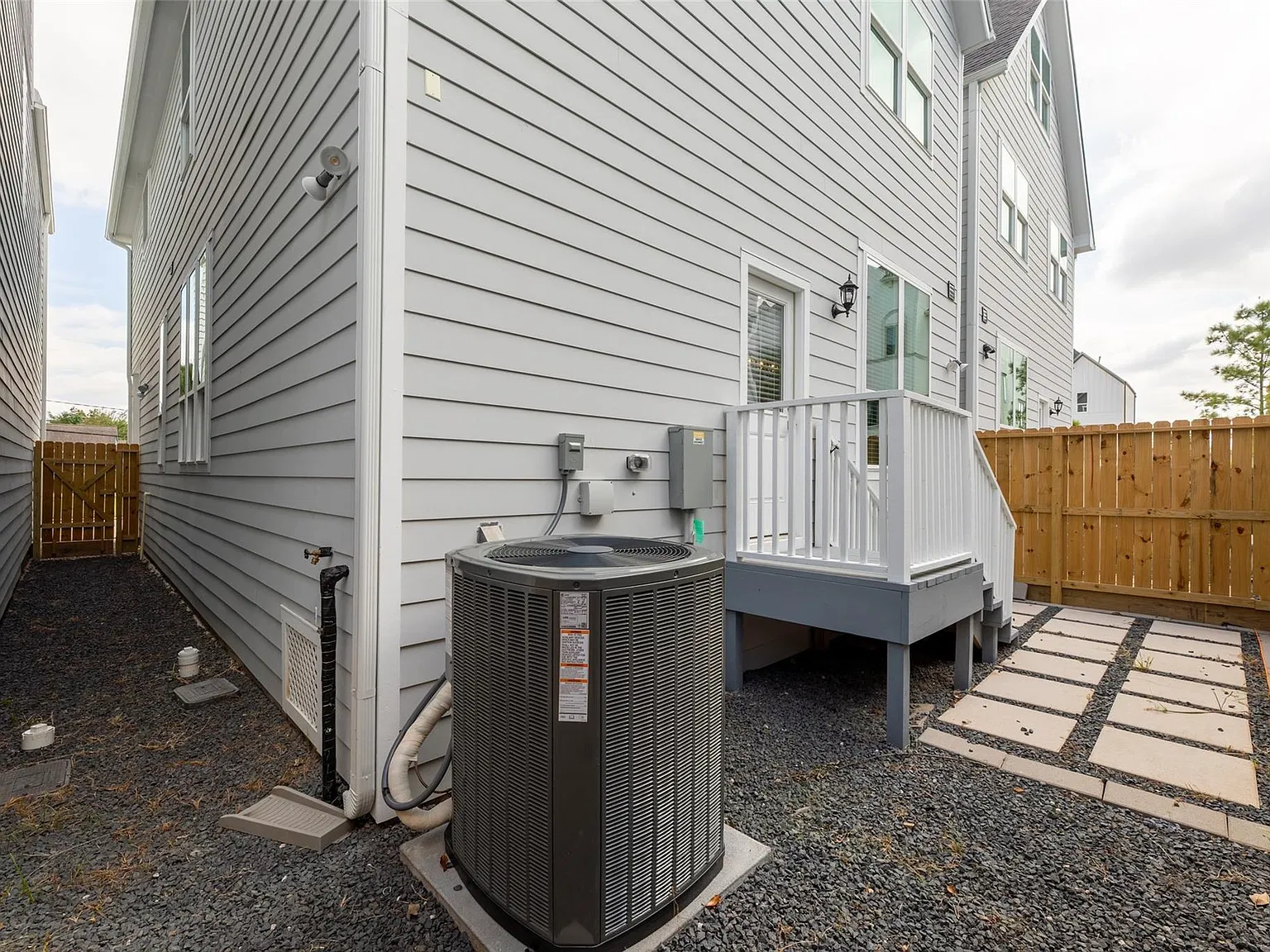 3 bed, 4.0 bath, 2467 sqft, $2,995 — Photo 2