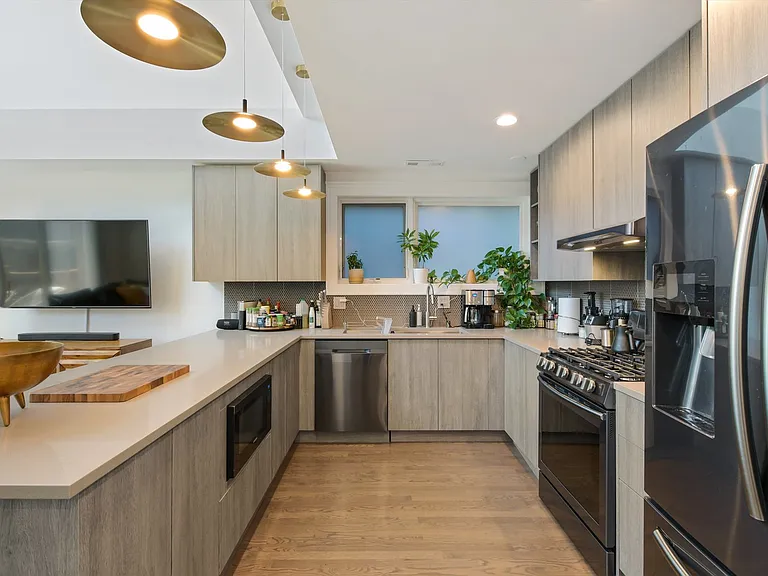 2027 W Race Ave #2W — Photo 5