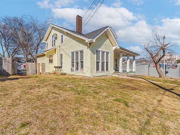 4th image of 1303 College St.