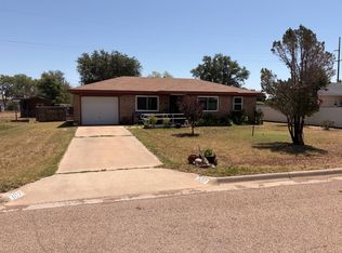 307 8th St, Farwell, TX 79325