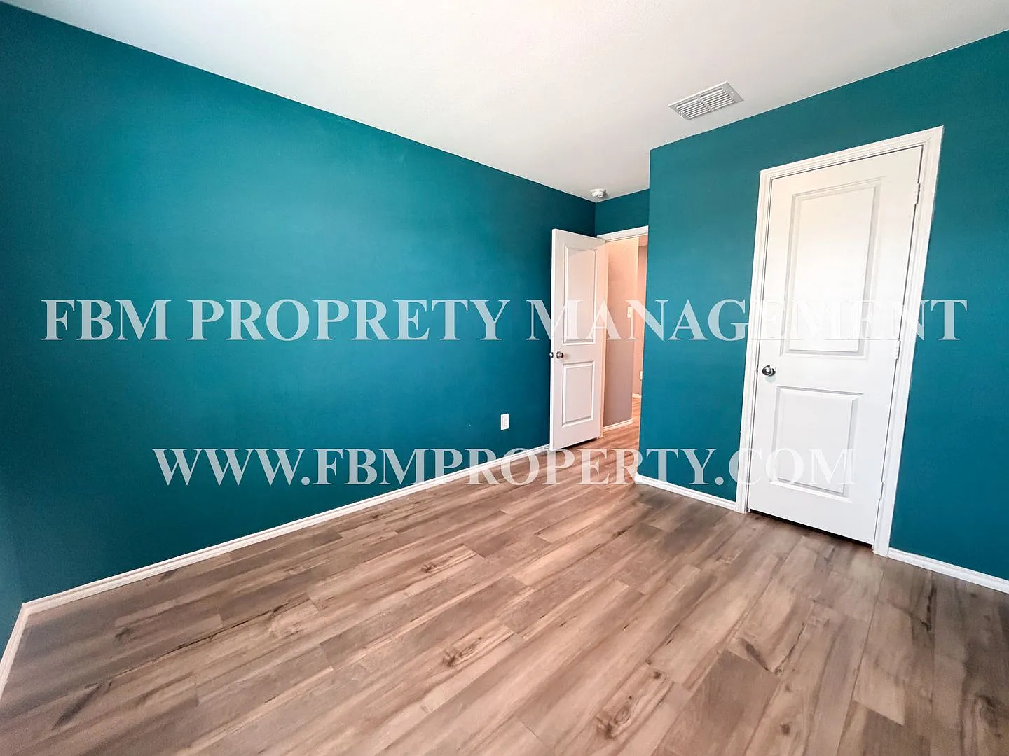 1012 Lady Bird St - Beautiful 3 Bedroom, 2 Bathroom Home in Ennis, TX! — Photo 4