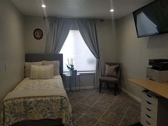 3rd image of 2357 La Mesa Dr