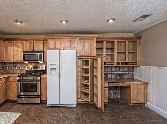 5th image of 550 Mountain Lake Dr