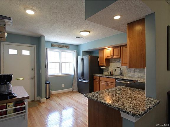 5th image of 11 Bradley Cir #D11