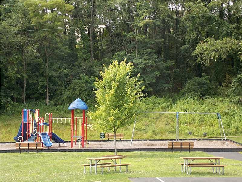 2nd image of 520 Eagle Ct
