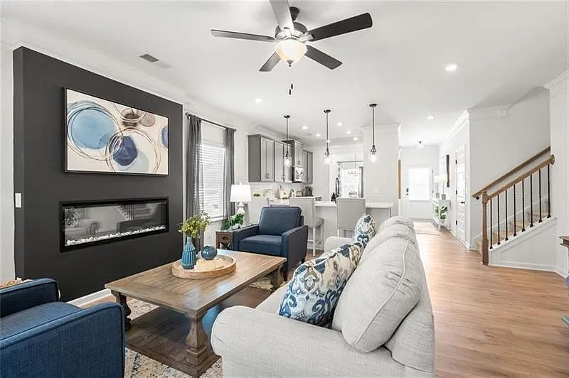 3 bed, 2.5 bath, 2231 sqft, $2,300 — Photo 3