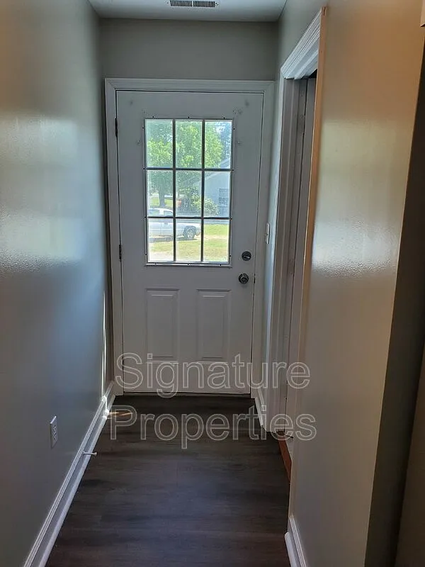 3 bed, 1.5 bath, 1658 sqft, $1,645 — Photo 2