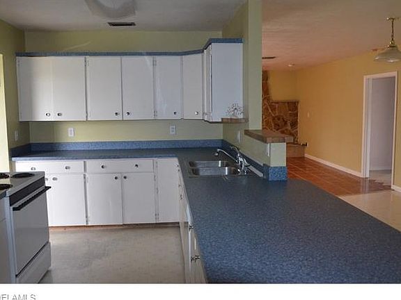 5th image of 27 Crestwood Cir S