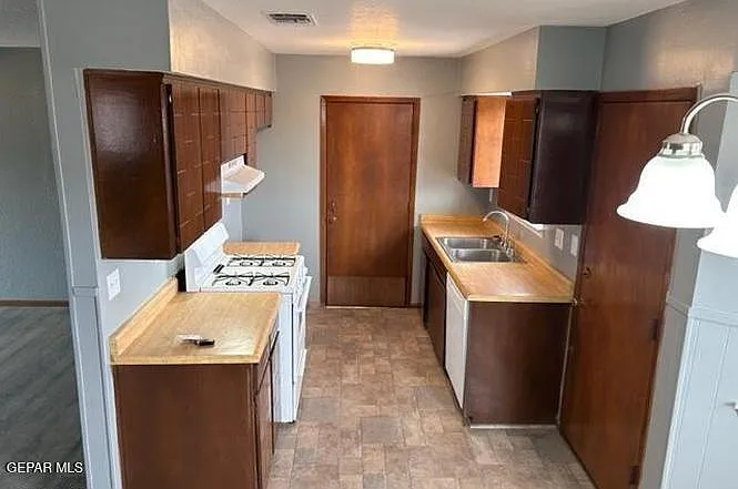 10708 Georgetown St — Photo 4