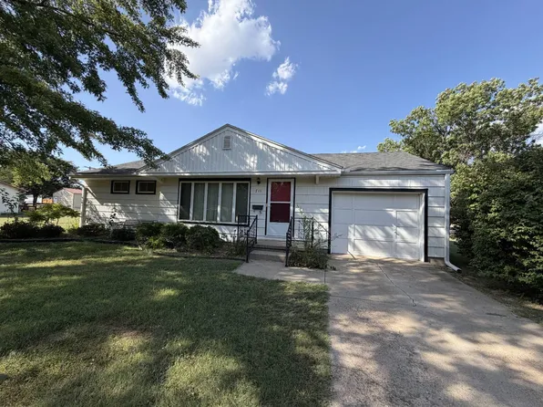 711 E 3rd St, Beloit, KS 67420