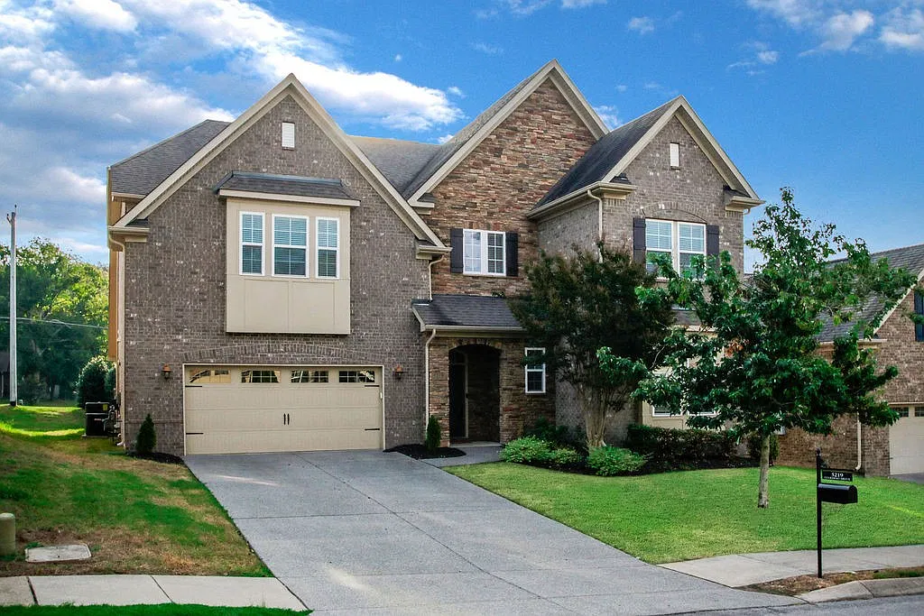 4 bed, 5.0 bath, 4370 sqft, $3,900 — Photo 1