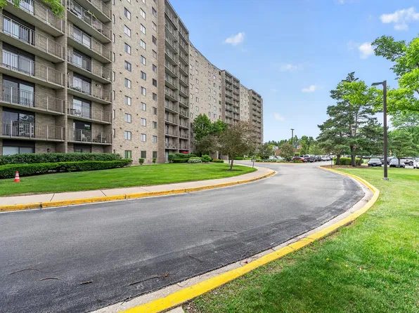 6340 Americana Dr APT 310, Willowbrook, IL 60527