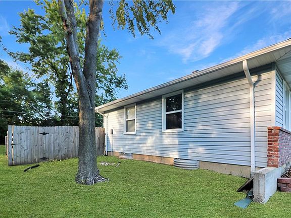 3rd image of 926 Ridge Dr
