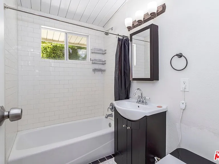 8876 Wonderland Ave — Photo 25