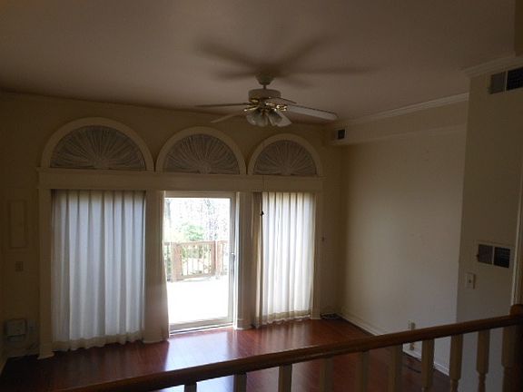 Sunken living room w. 9ft ceiling