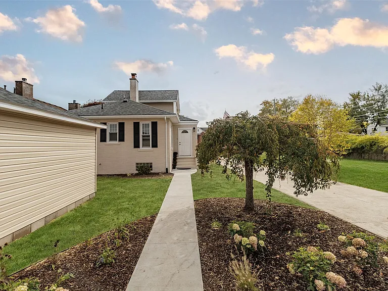 33316 Jefferson Ave — Photo 45