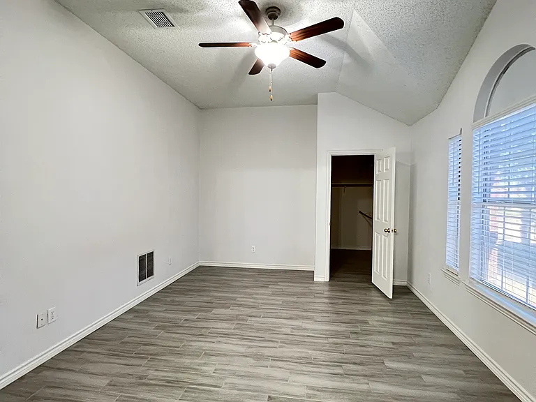 10707 Copperwood Dr — Photo 2