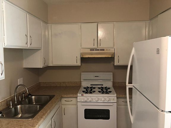 Fresh, clean, bright kitchen with plenty of storage space and lovely large dining area! (New stove and fridge installed this week!)