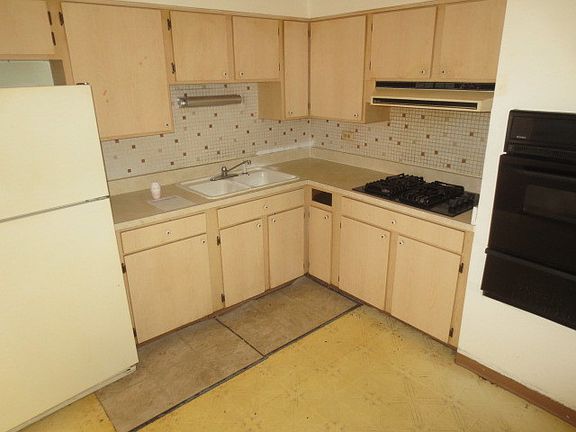 3rd image of 8912 Steven Dr APT 1E