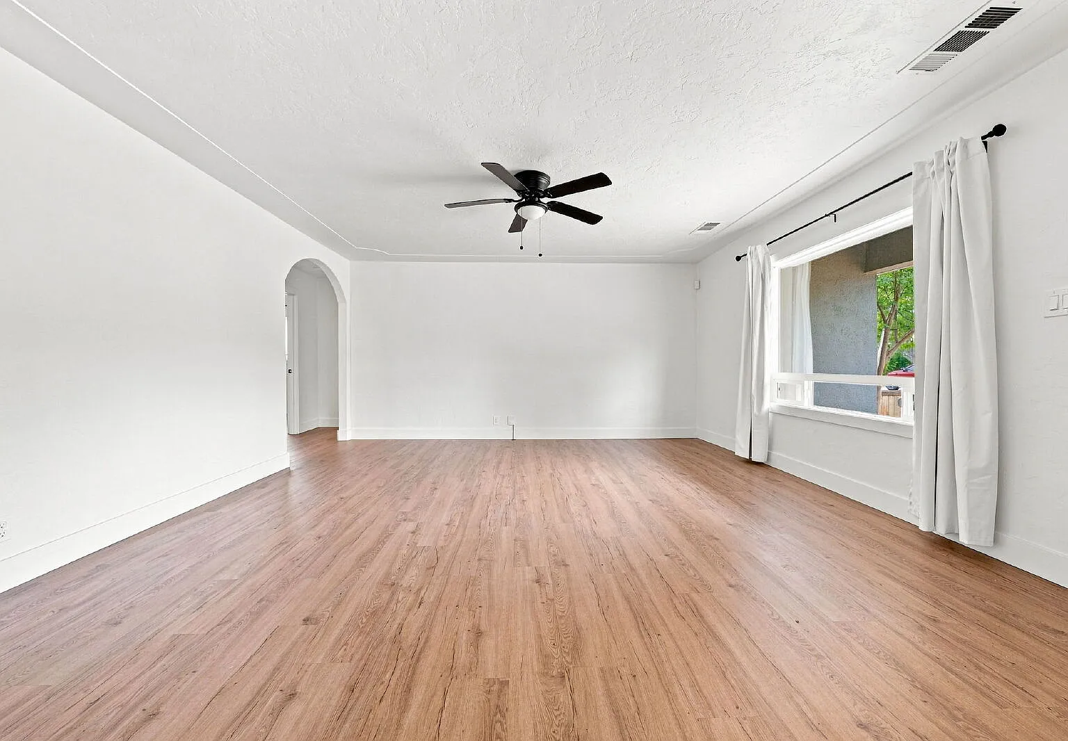 3 bed, 1.0 bath, 1128 sqft, $1,900 — Photo 3