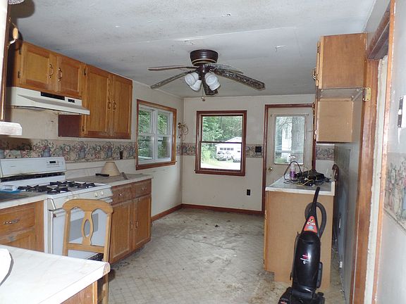 Kitchen- fac'g Main St. entr