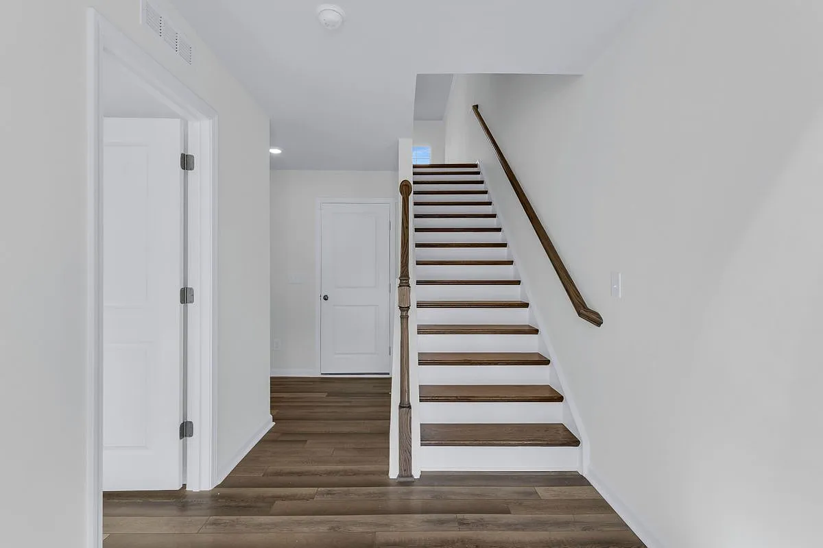 4 bed, 3.5 bath, 2304 sqft, $2,500 — Photo 2