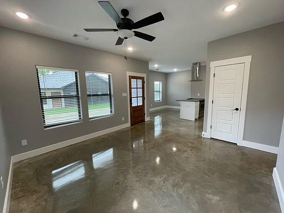 3rd image of 1213 Oak Dr #105