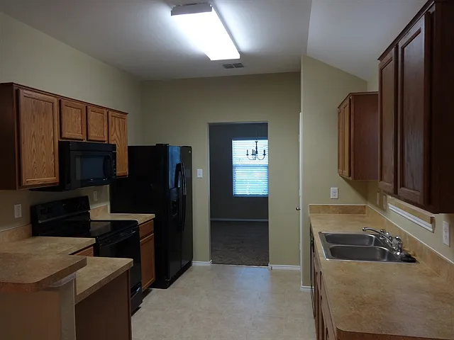 1925 Beach Dr — Photo 2