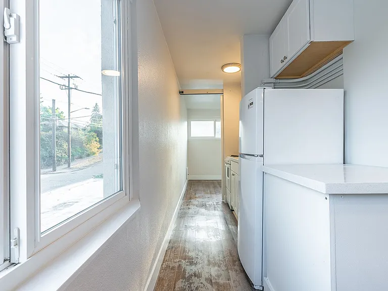 Westernaire Apartments — Photo 22