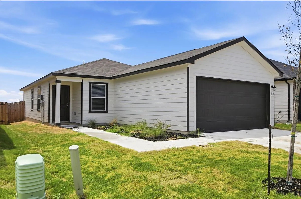 3 bed, 2.0 bath, 1242 sqft, $1,700 — Photo 2