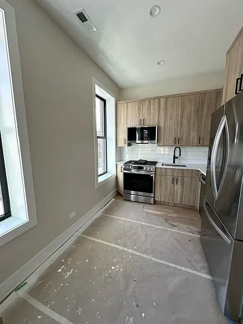 1405 W Belden Ave — Photo 2