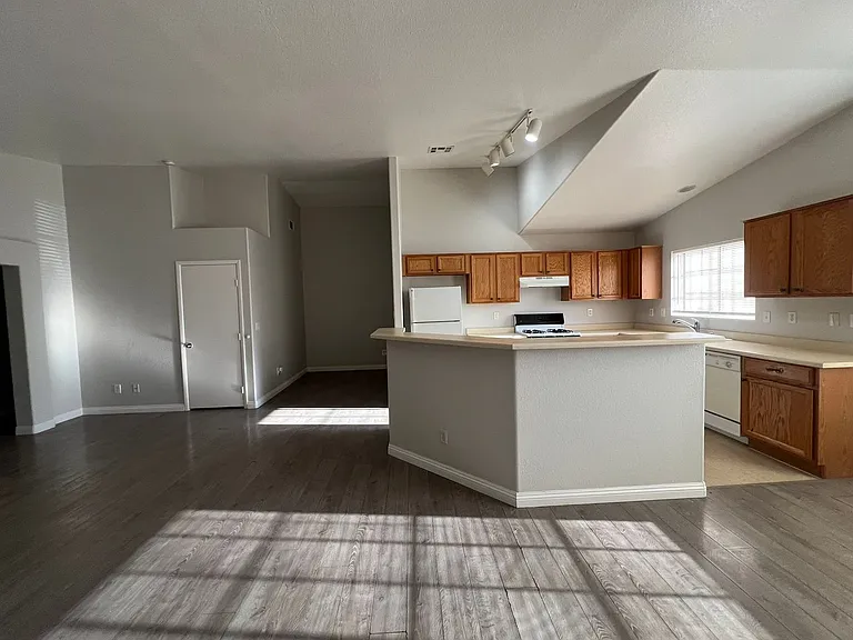 2708 Ganzo St — Photo 33