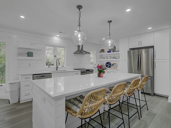 3rd image of 9 Edgewater Aly