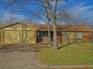 210 W Huitt Ln, Euless, TX 76040