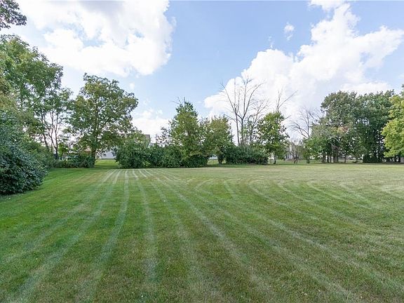 3rd image of 826 Columbia Ct