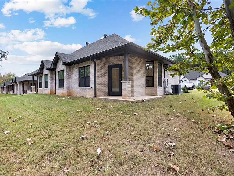 2151 E Grande Blvd — Photo 31