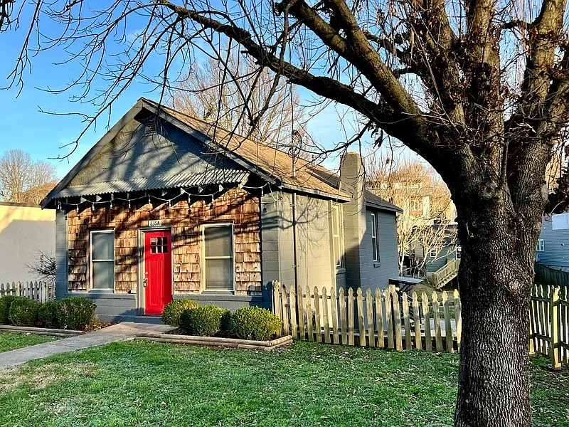 3 bed, 1.0 bath, 960 sqft, $1,995 — Photo 2