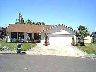 1st image of 831 NE Thomas Ct