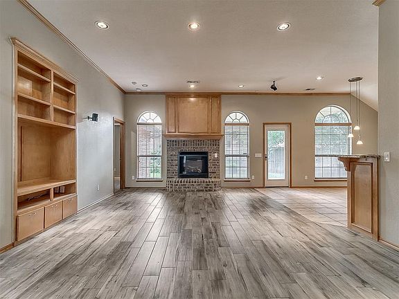 3rd image of 906 Renita Way