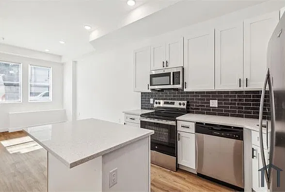 2 bed, 900 sqft, $1,550 — Photo 1