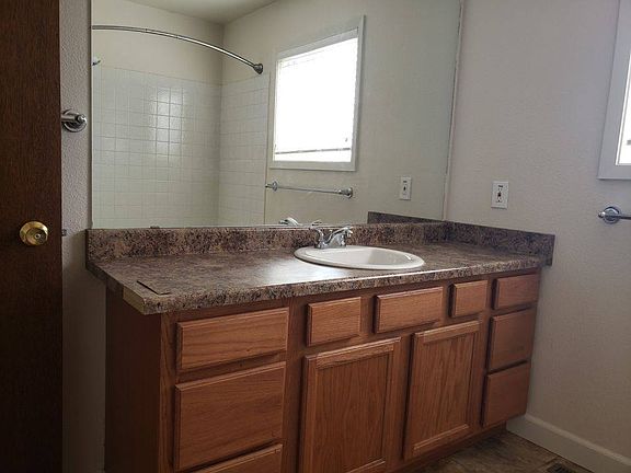 4th image of 2826 Manhattan Dr