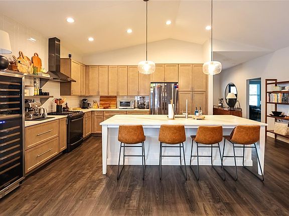 2nd image of 655 12TH AVENUE S