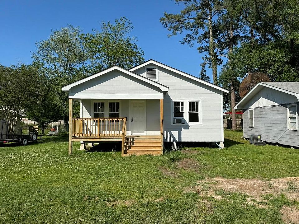 New front porch and freshly painted! This cottage has open flow in main rooms and lots of charm.