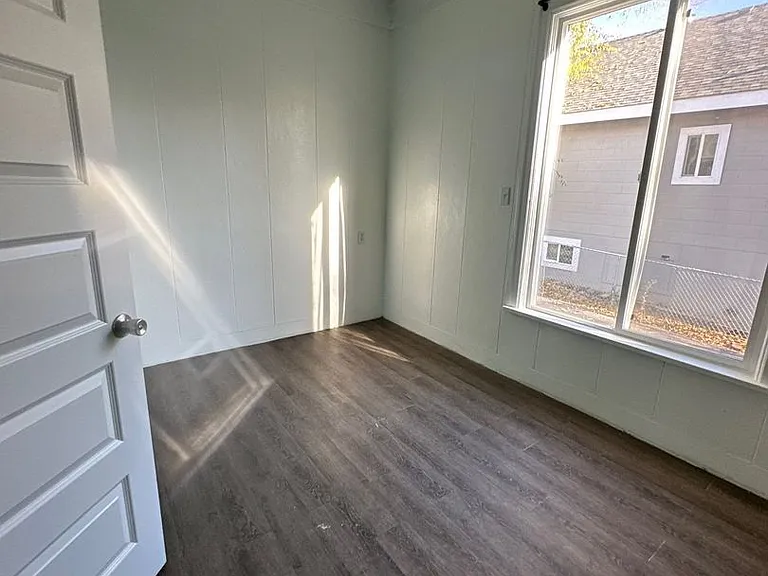 332 N 10th St — Photo 23