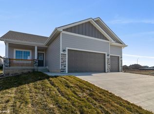 1166 S 92nd St, West Des Moines, IA 50266