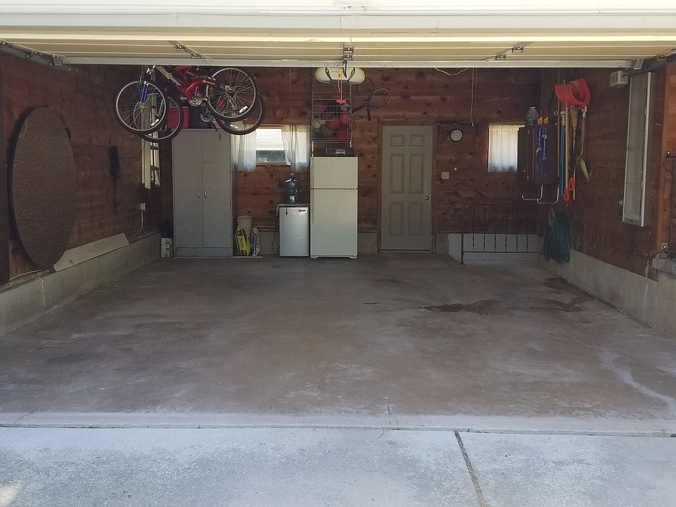 Attached 2-stall Garage