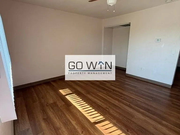 1325 N 30th Dr — Photo 2
