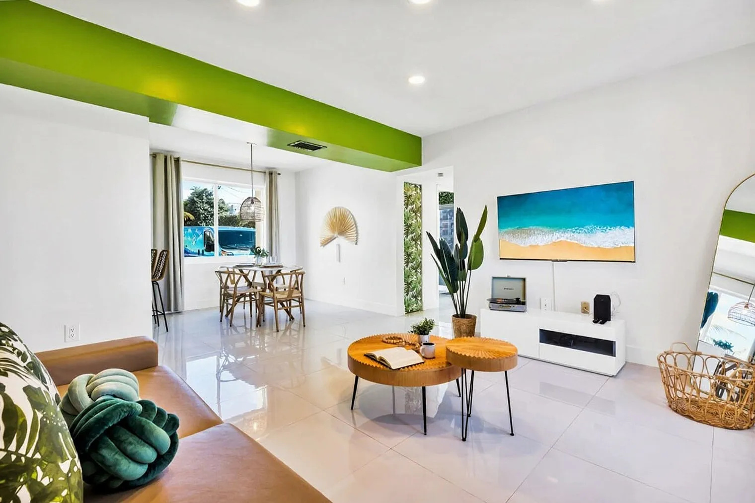 2 bed, 1.0 bath, 990 sqft, $4,578 — Photo 2